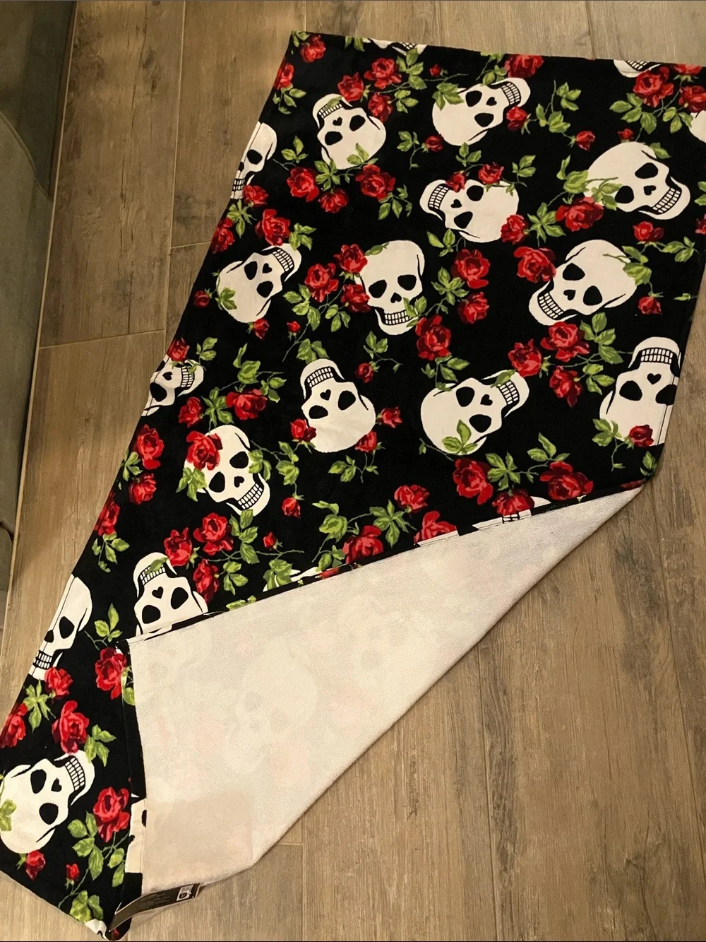 ❤️Betsey Johnson set of 2 bath towels black red roses skulls large towels NWT